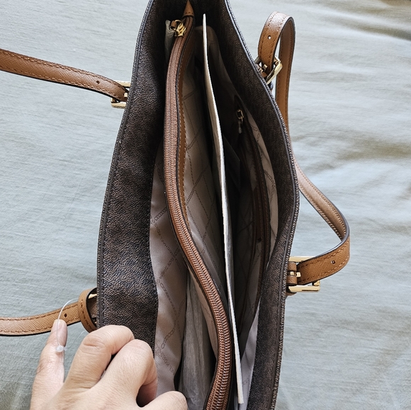 Michael Kors Jet Set Medium Pocket Multifunctional Tote Bag - Picture 5 of 5